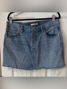 Levi’s Icon Denim Mini Skirt Size 32 Light Wash High Rise Raw Hem